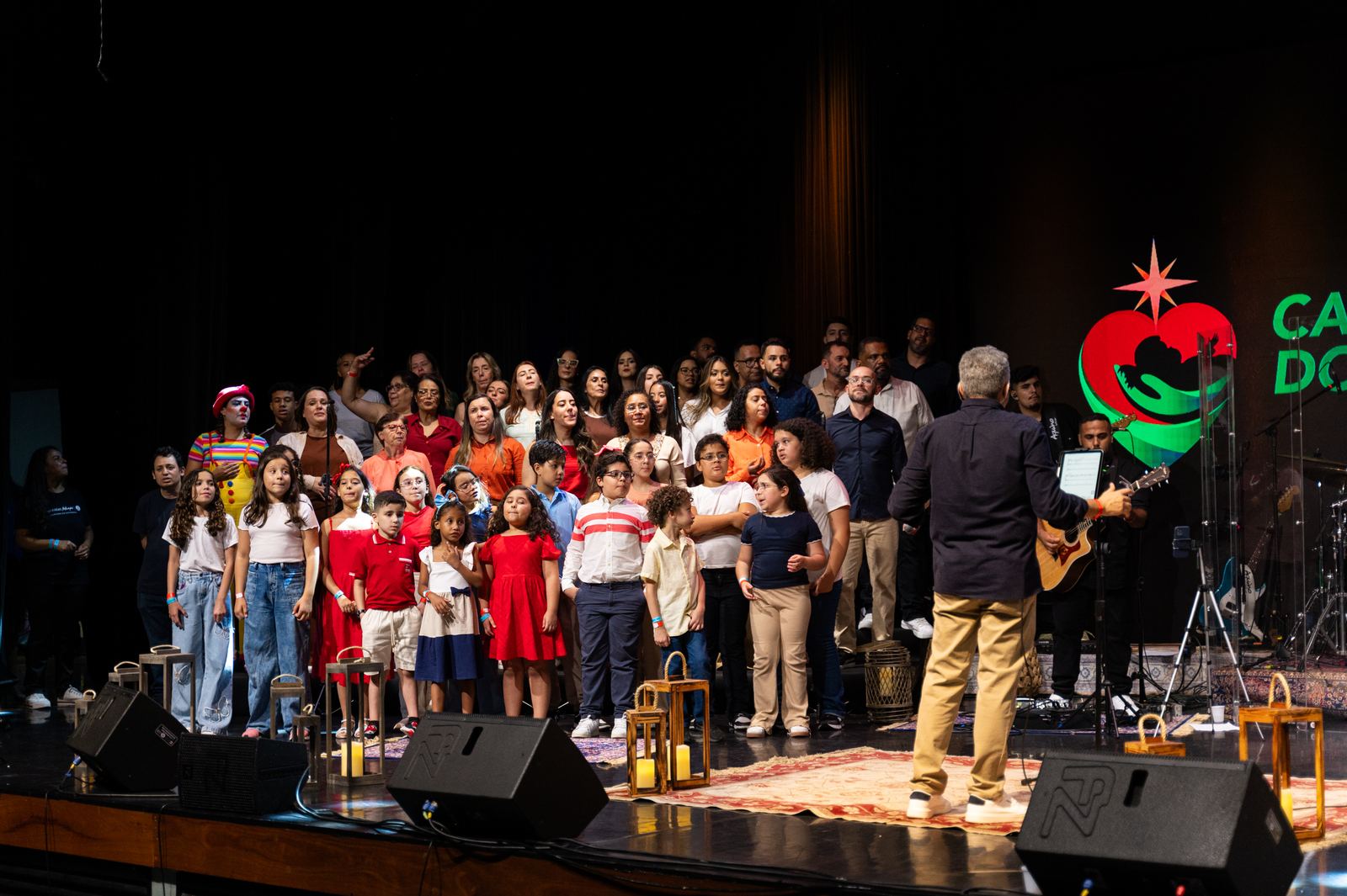 Coral de crianças e adultos no Musical de Natal 2025