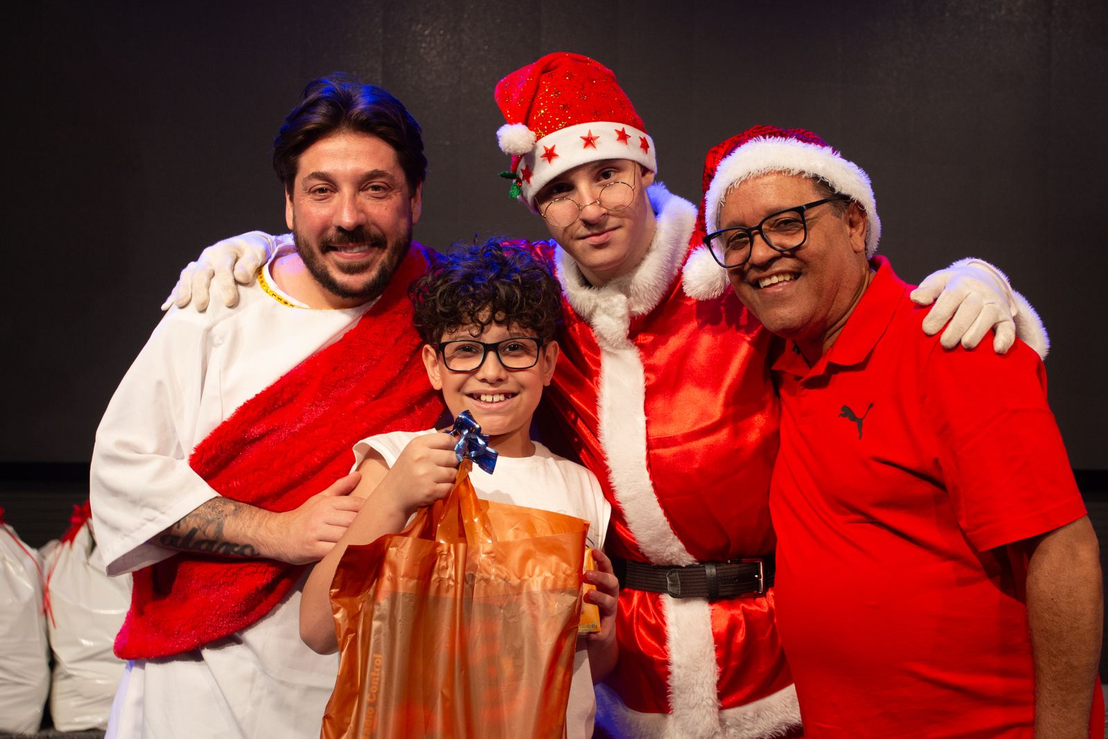 Entrega de presente do Caminho do Natal 2025
