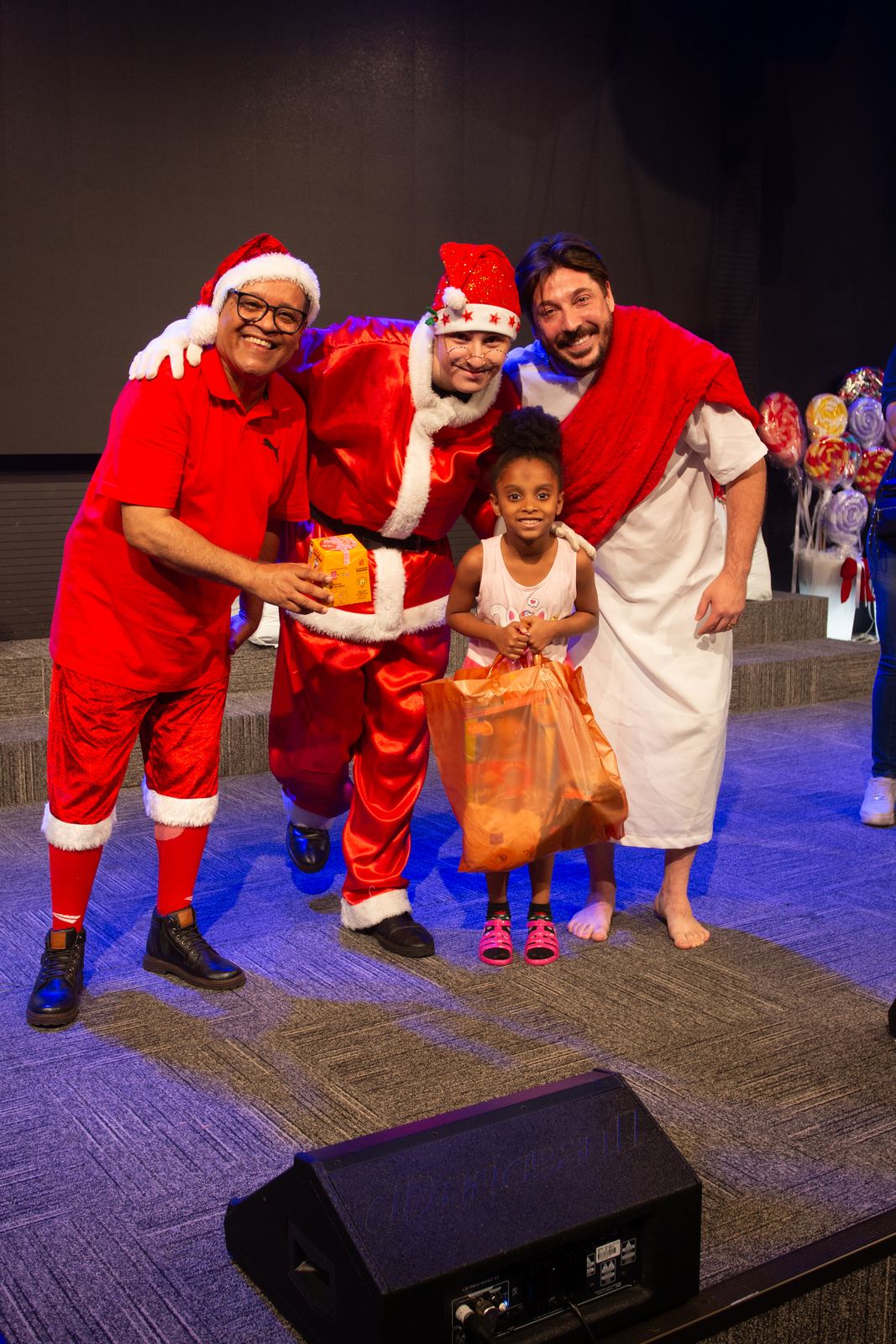 Menina recebe seu presente do Adote uma Criança 2025